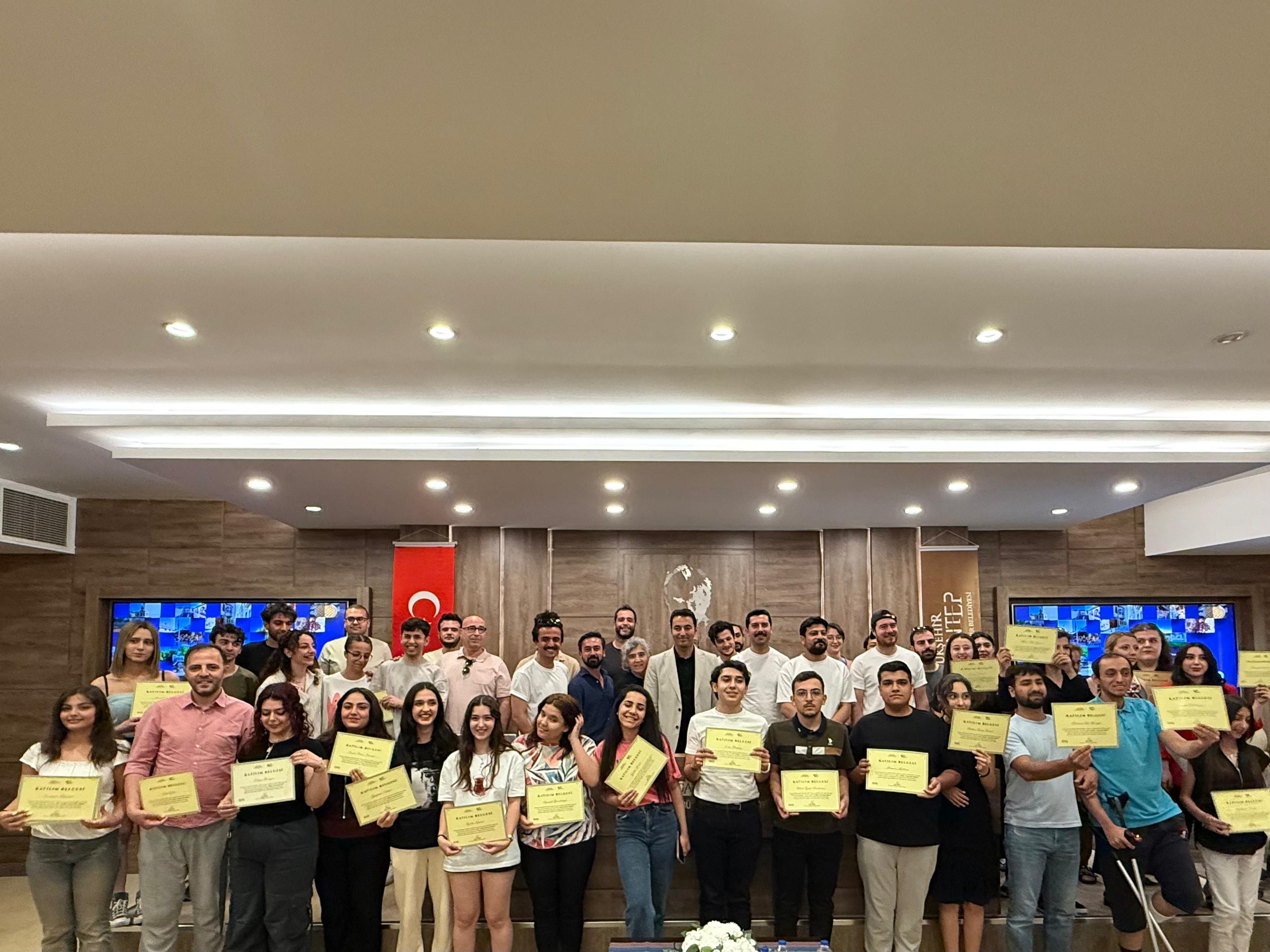 Gaziantep Büyükşehir Belediyesi Şehir Tiyatrosu tarafından 2024–2025 sezonunda düzenlenen 80 saatlik “Yetişkin - Genç Hobi Atölyesi” sona erdi.