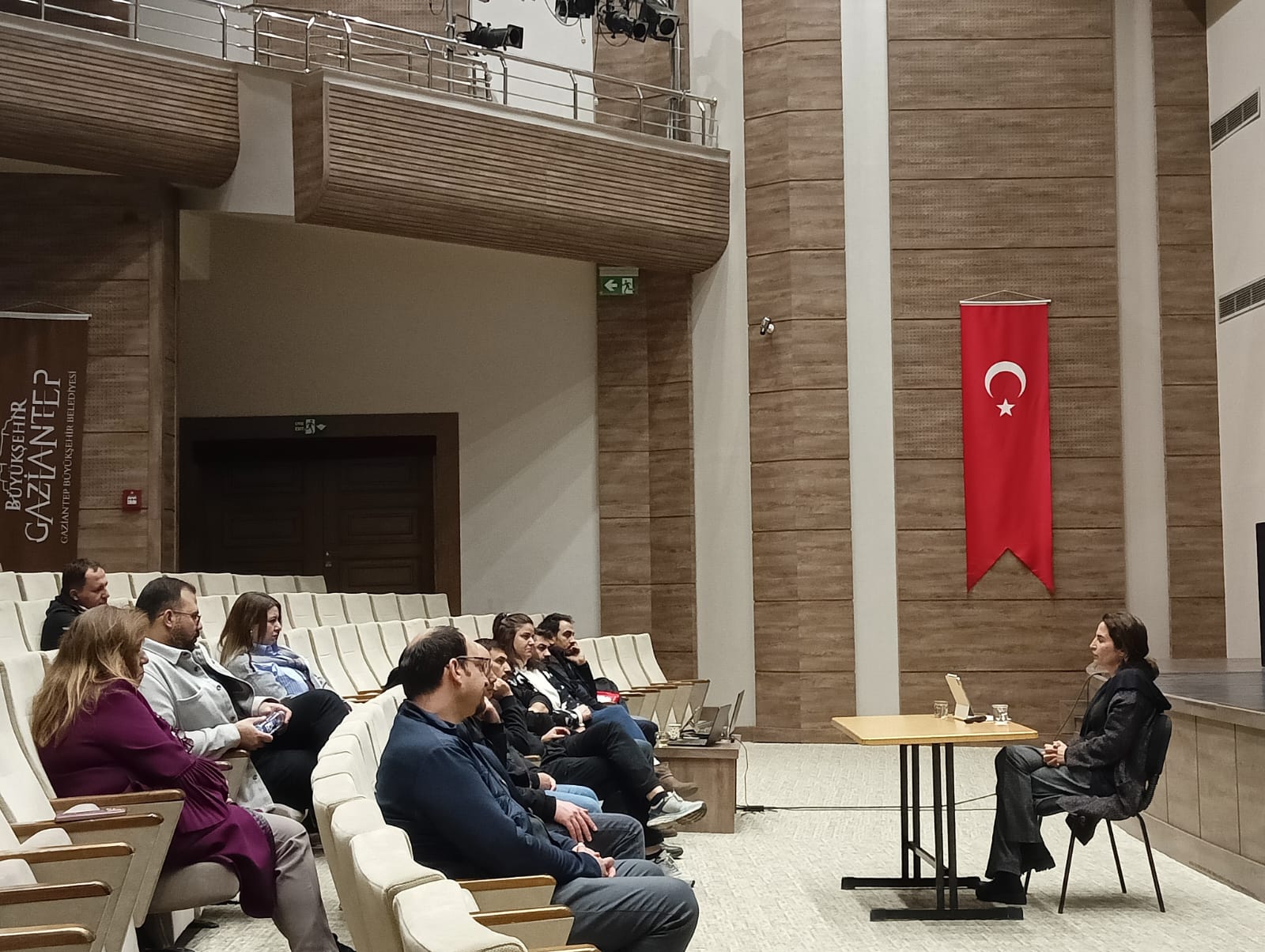 🛠️ Tiyatronun Gizli Kahramanları Mercek Altında: “Sahne Arkası Dinamikleri Atölyesi” Başarıyla Sona Erdi